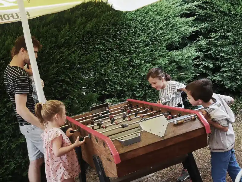 Enfants et famille s'amusant au Camping Penhoat Côté Plage à Fouesnant