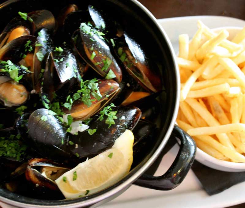 plat de moules frite a emporter restaurant mousterlin