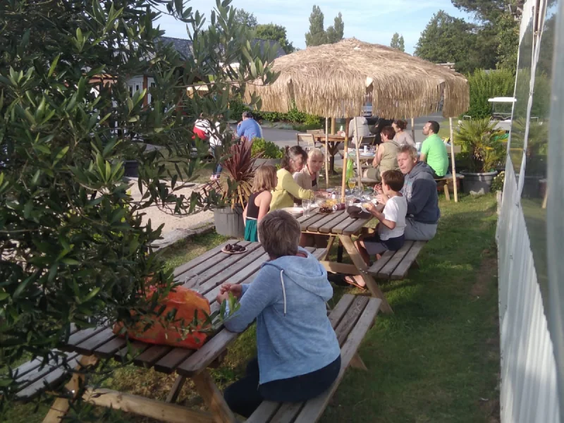 Terrasse ensoleillée et salle du restaurant Penhoat Côté Plage à Fouesnant Mousterlin