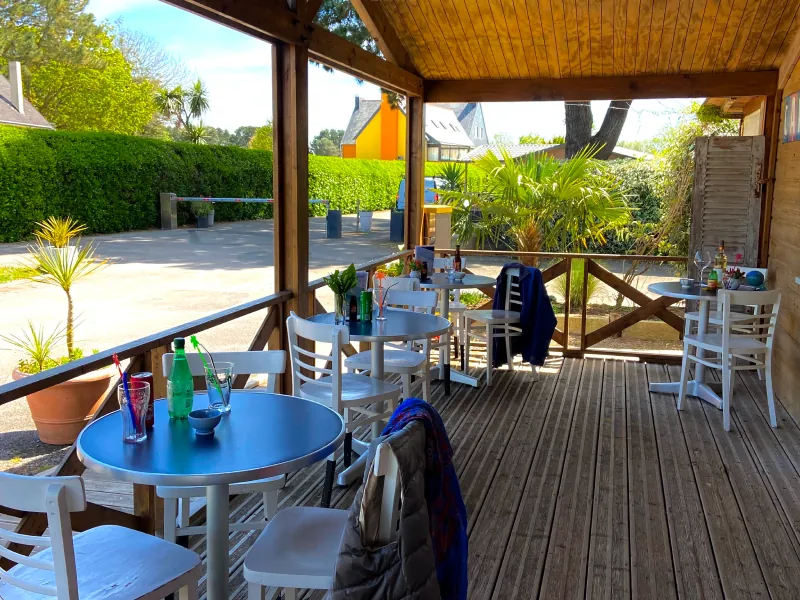 Terrasse ensoleillée et salle du restaurant Penhoat Côté Plage à Fouesnant Mousterlin