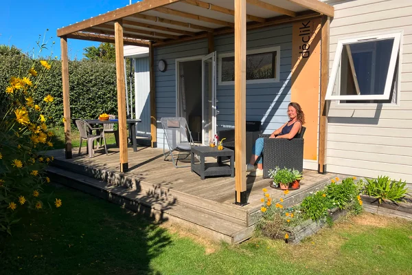 cliente sur terrasse mobil homes camping à Fouesnant Mousterlin