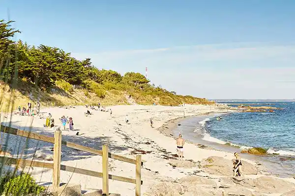 Paysage magnifique de la plage de Fouesnant-Mousterlin face aux îles Glénan