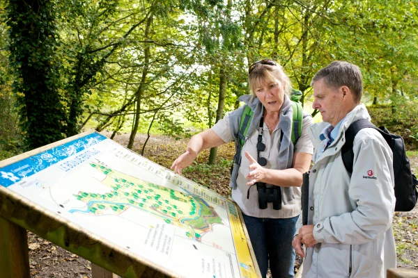 Randonneurs sur le GR34 Sentier des Douaniers depuis Fouesnant