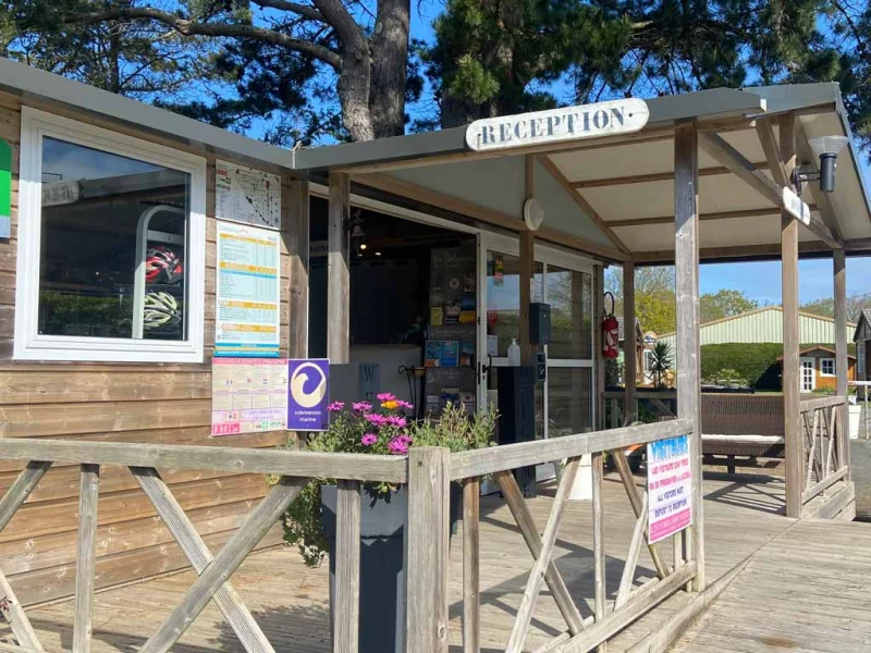 Empfangs- und Rezeptionsbereich des Camping Penhoat Côté Plage in Fouesnant